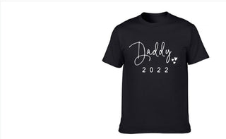 Stylish black t-shirt with white text "Daddy 2022" and heart design, perfect for parents and children