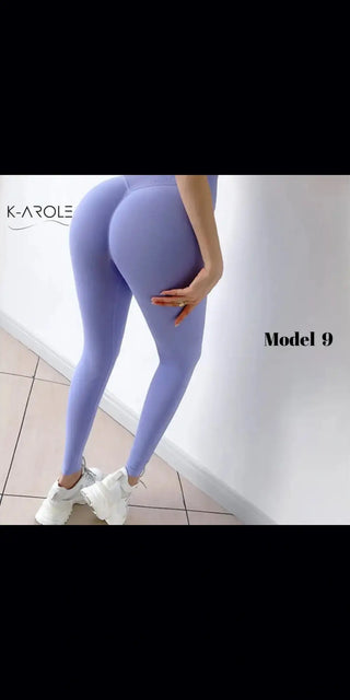 Seamless sport leggings in lilac, showcased on a female model against a plain background, with the K-AROLE logo visible.